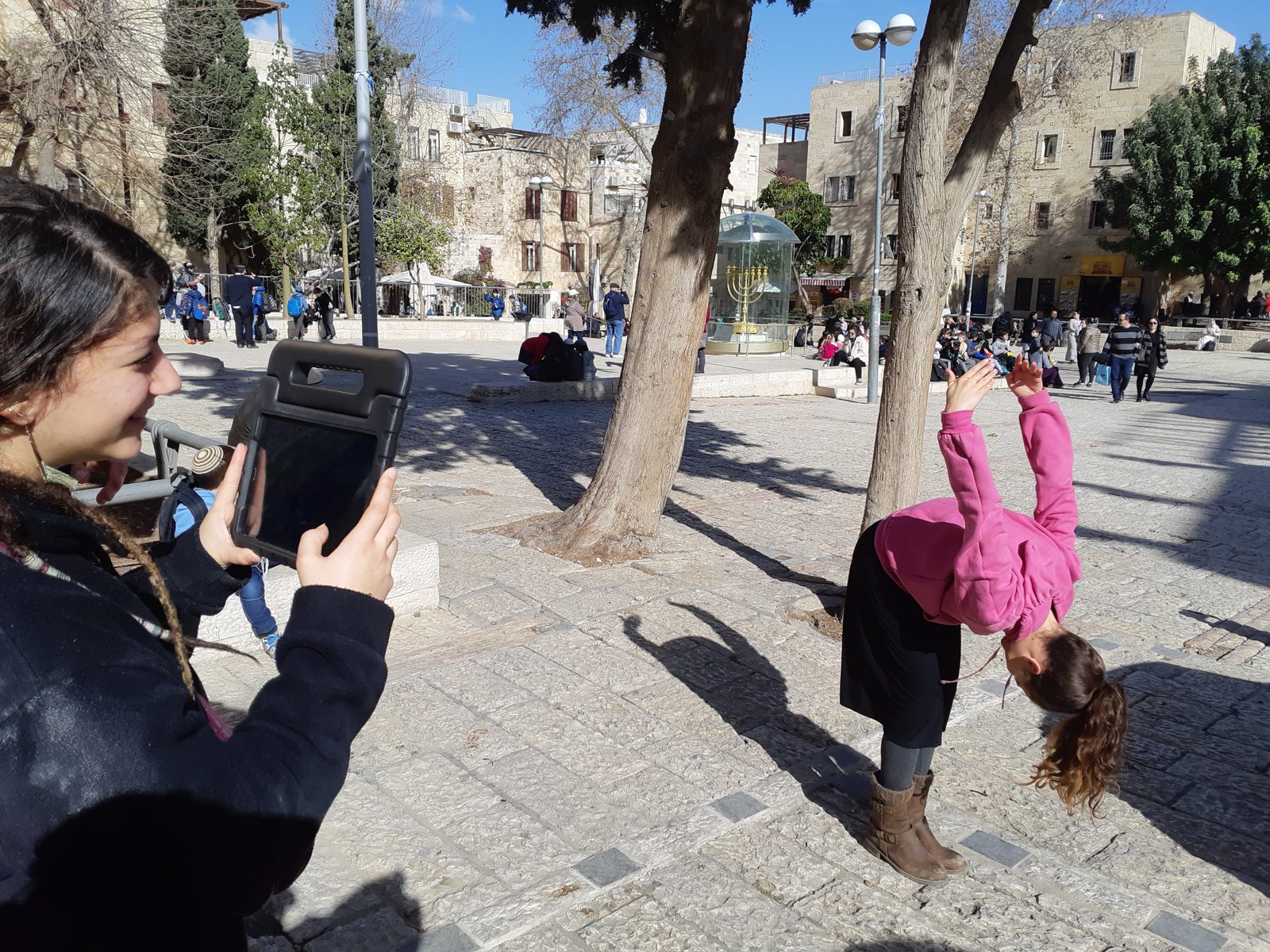 מבקרים מצטלמים למזכרת באתר מורשת